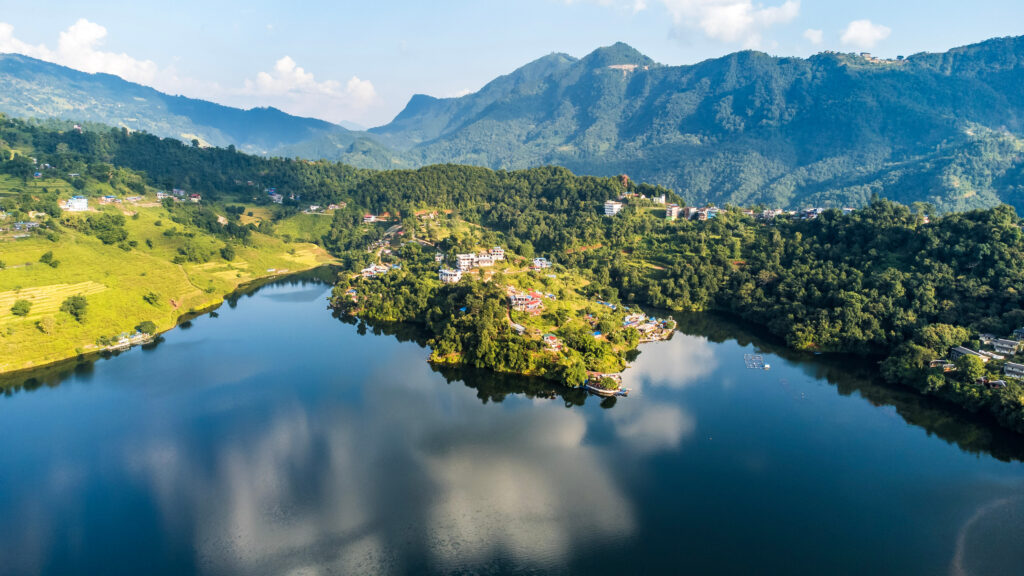 Bekannte Sehenswürdigkeit im Pokhara-Tal: Der Phewa-See