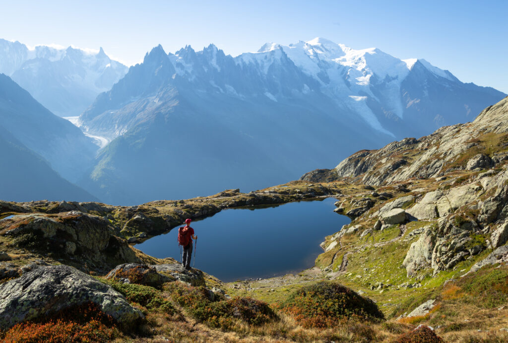 Ein Wanderer blickt auf den Mont Blanc