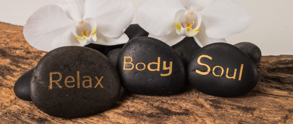 Heiße Lavasteine mit der Aufschrift "Relax", "Body", "Soul"