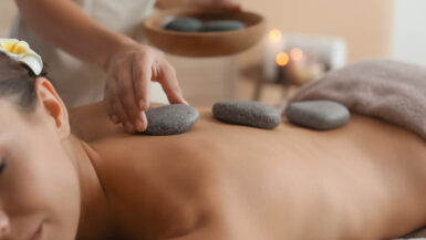 Eine Frau bei der Hot Stone Massage