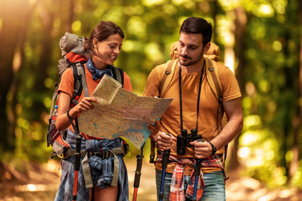 Ein Paar schaut beim Wandern auf die Karte