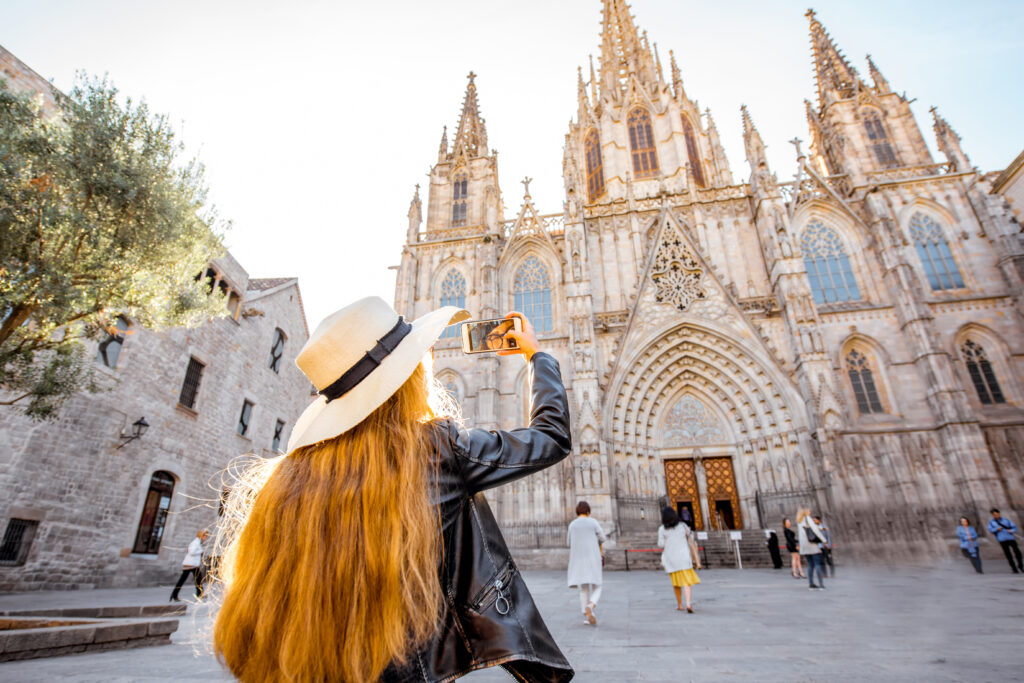 Frau besichtigt Eulalia Kirche in Barcelona