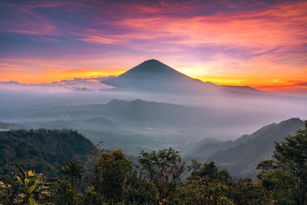 Der Mount Batur bei Sonnenaufgang.