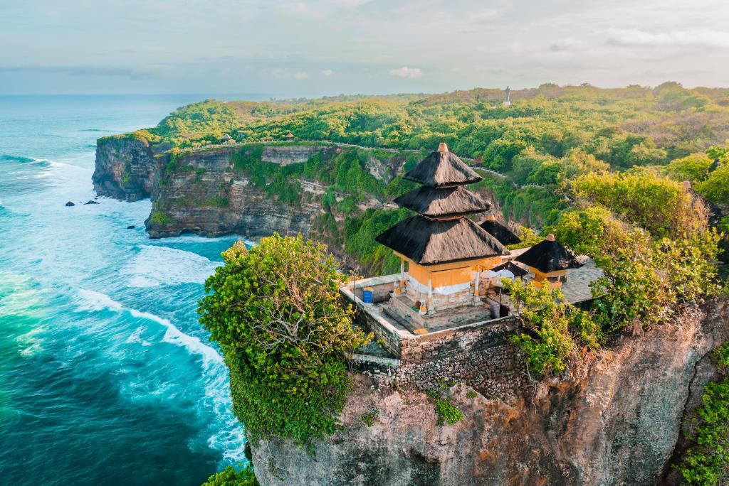 Der Pura Luhur Uluwatu Tempel an der Steilklippe.